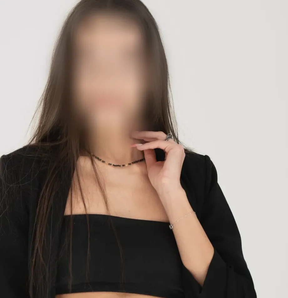 Mia, 28