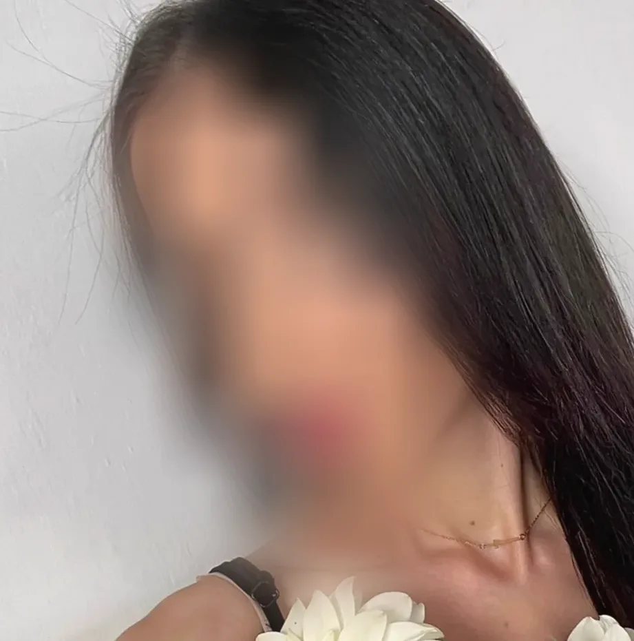 Viktoria, 25